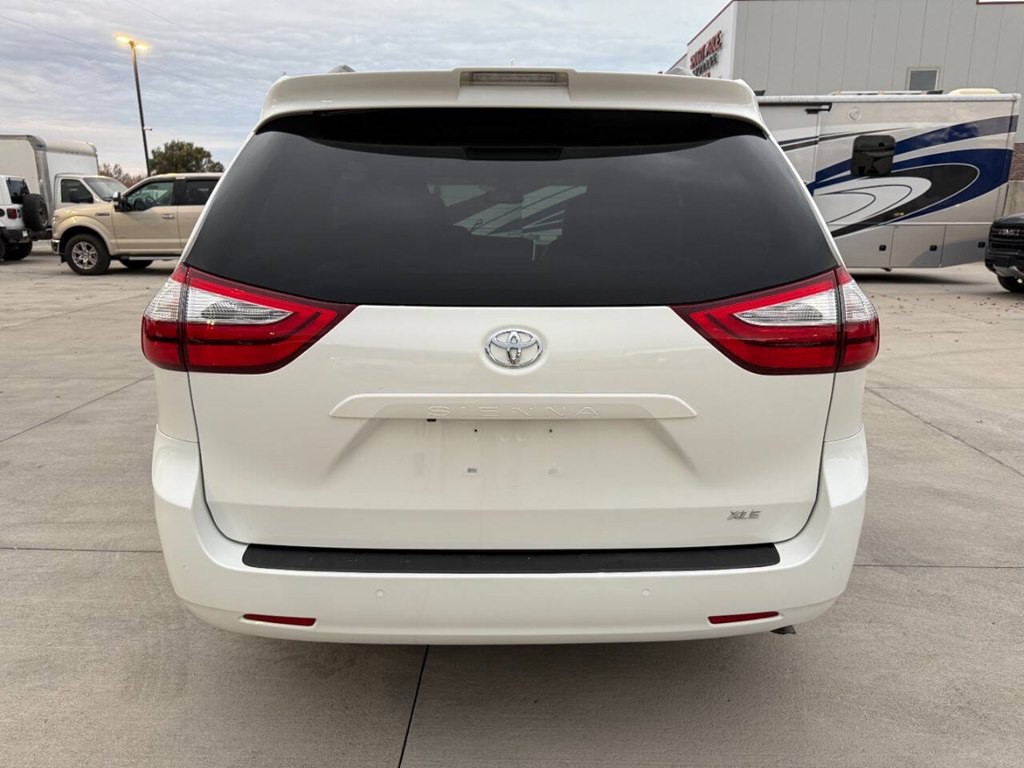 2018 Toyota Sienna Image 4