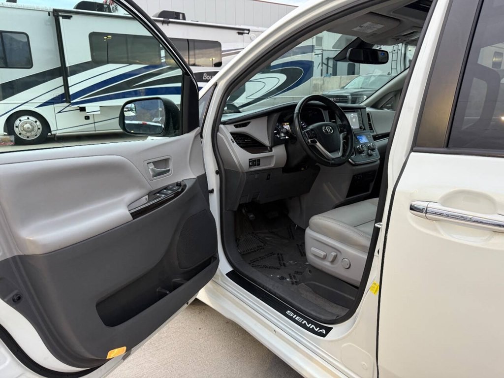 2018 Toyota Sienna Image 12