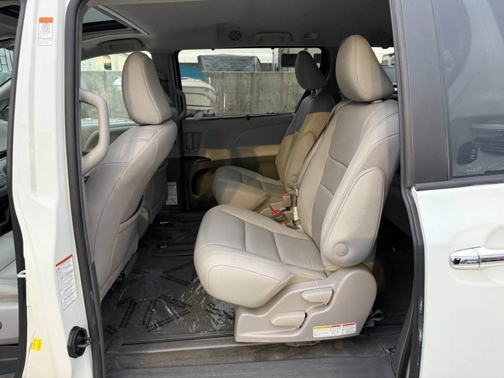 2018 Toyota Sienna Image 15