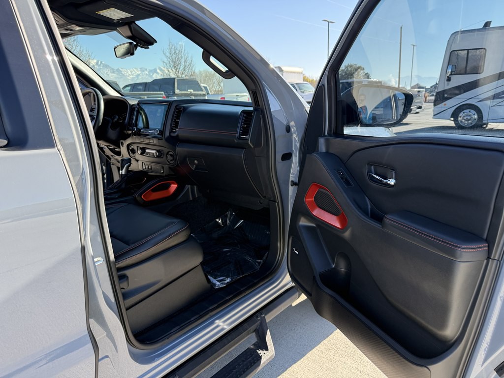 2023 Nissan Frontier Image 21