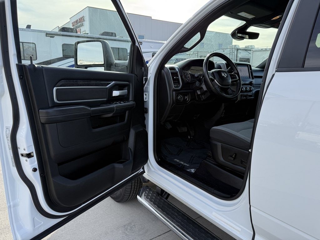 2024 RAM 3500 Image 15