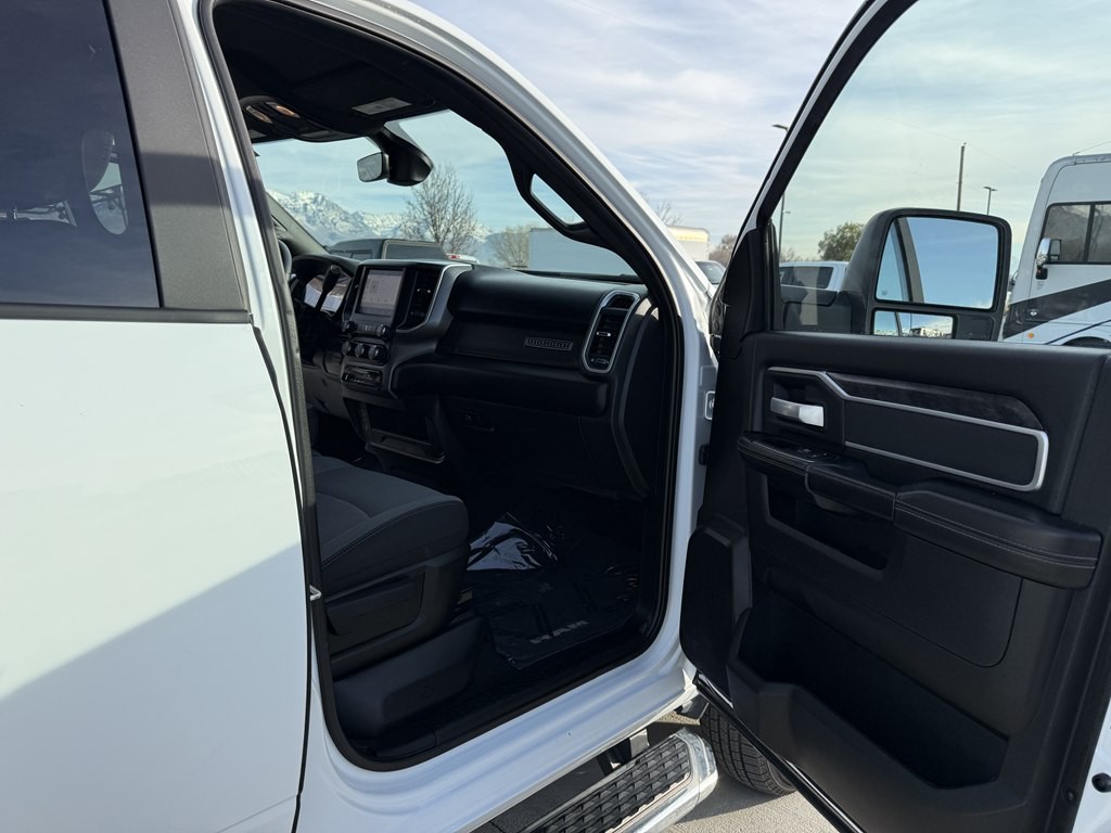 2024 RAM 3500 Image 25