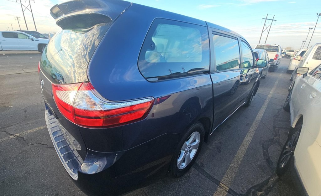 2018 Toyota Sienna Image 2