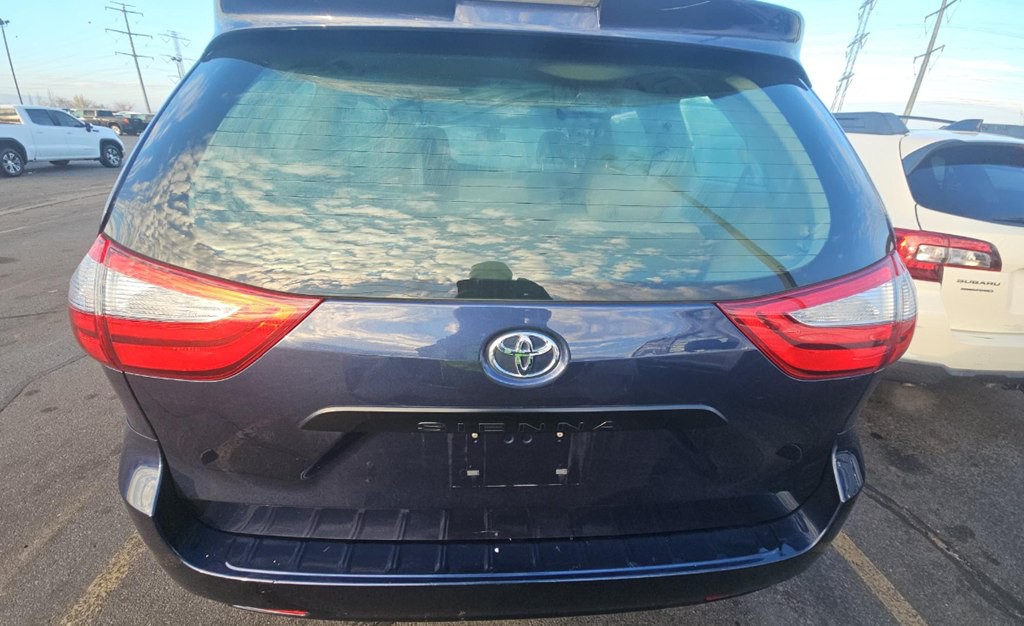2018 Toyota Sienna Image 3
