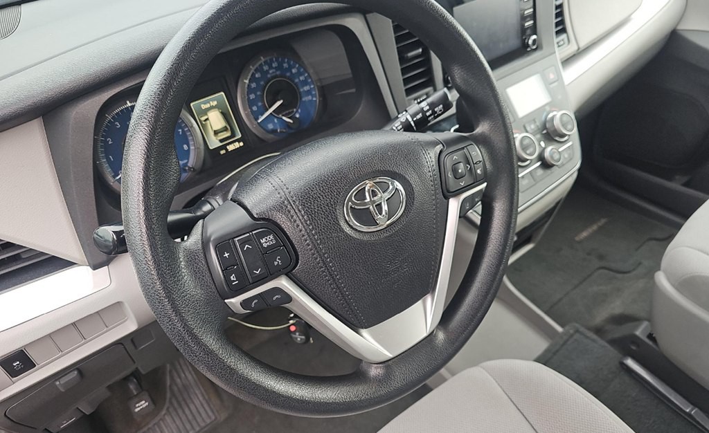 2018 Toyota Sienna Image 11