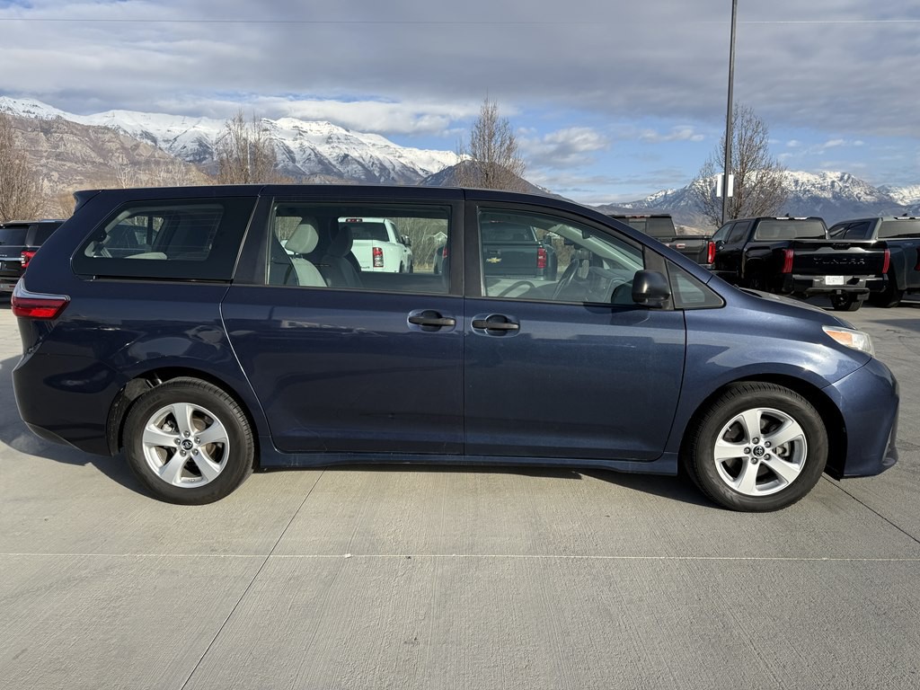 2018 Toyota Sienna Image 2