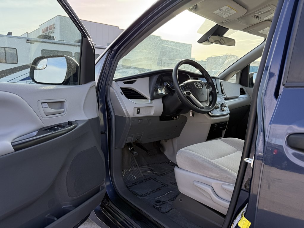 2018 Toyota Sienna Image 13