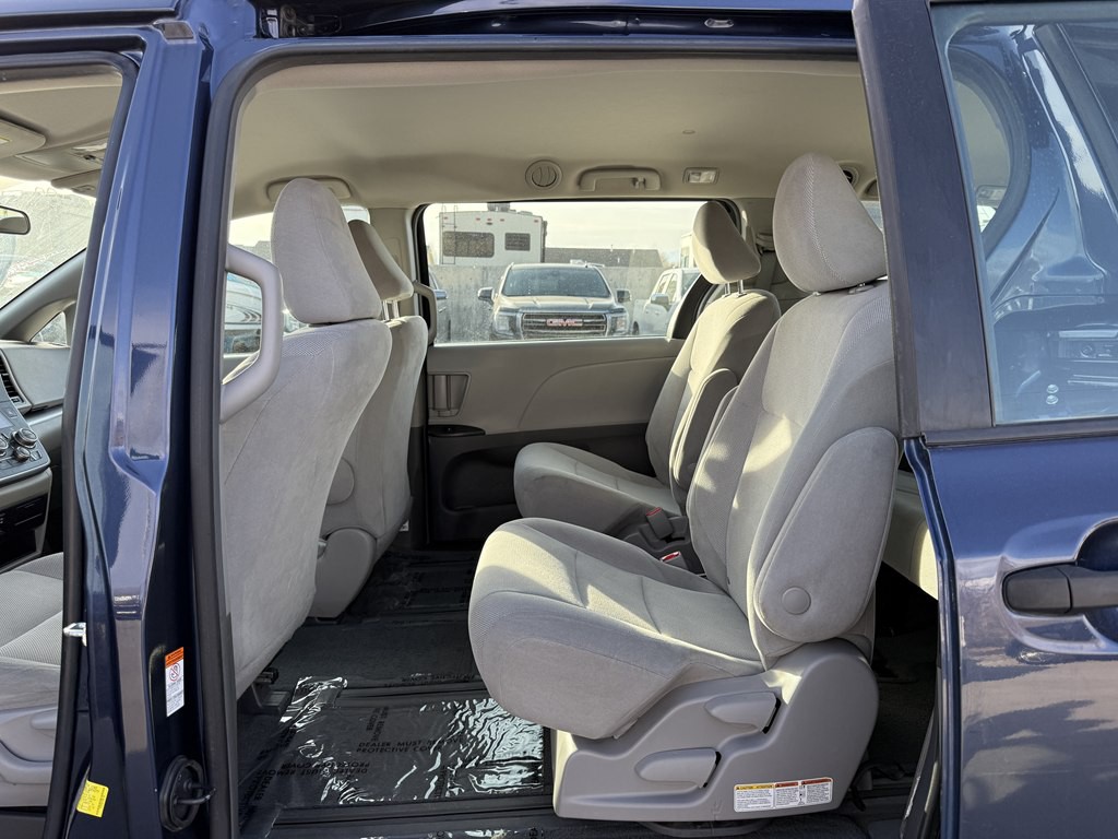 2018 Toyota Sienna Image 16