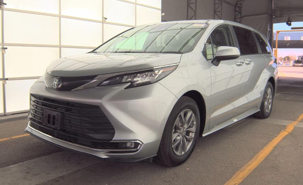 2023 Toyota Sienna Image 6