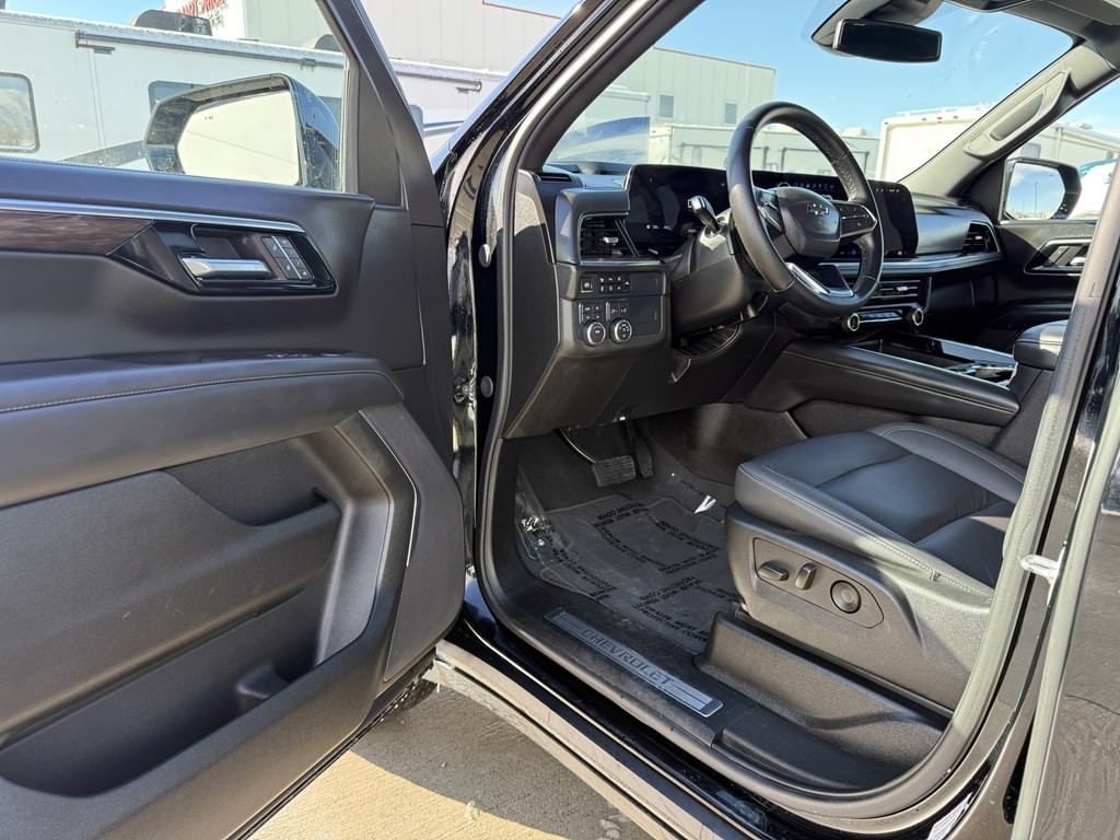 2025 Chevrolet Suburban Image 15
