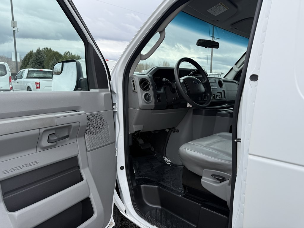 2011 Ford Econoline Image 13