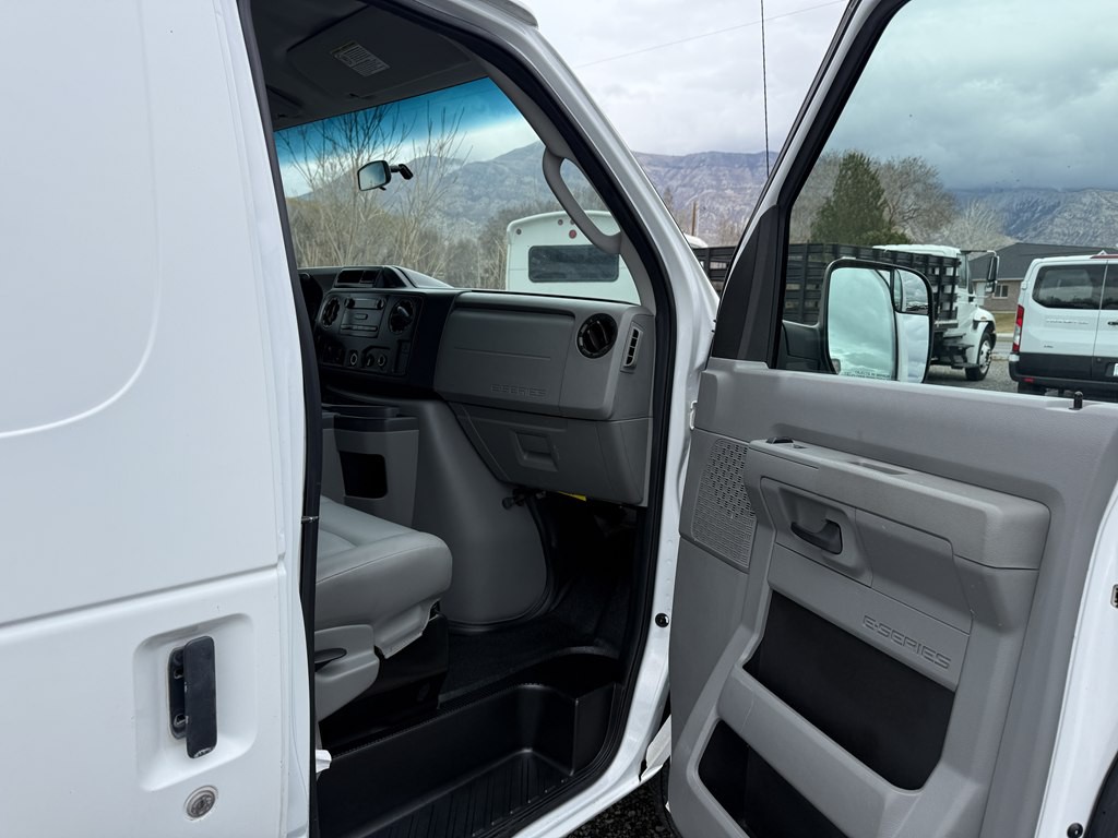 2011 Ford Econoline Image 16