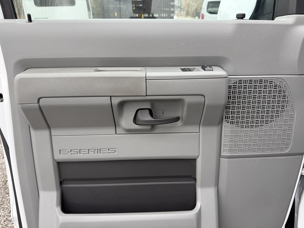 2011 Ford Econoline Image 25