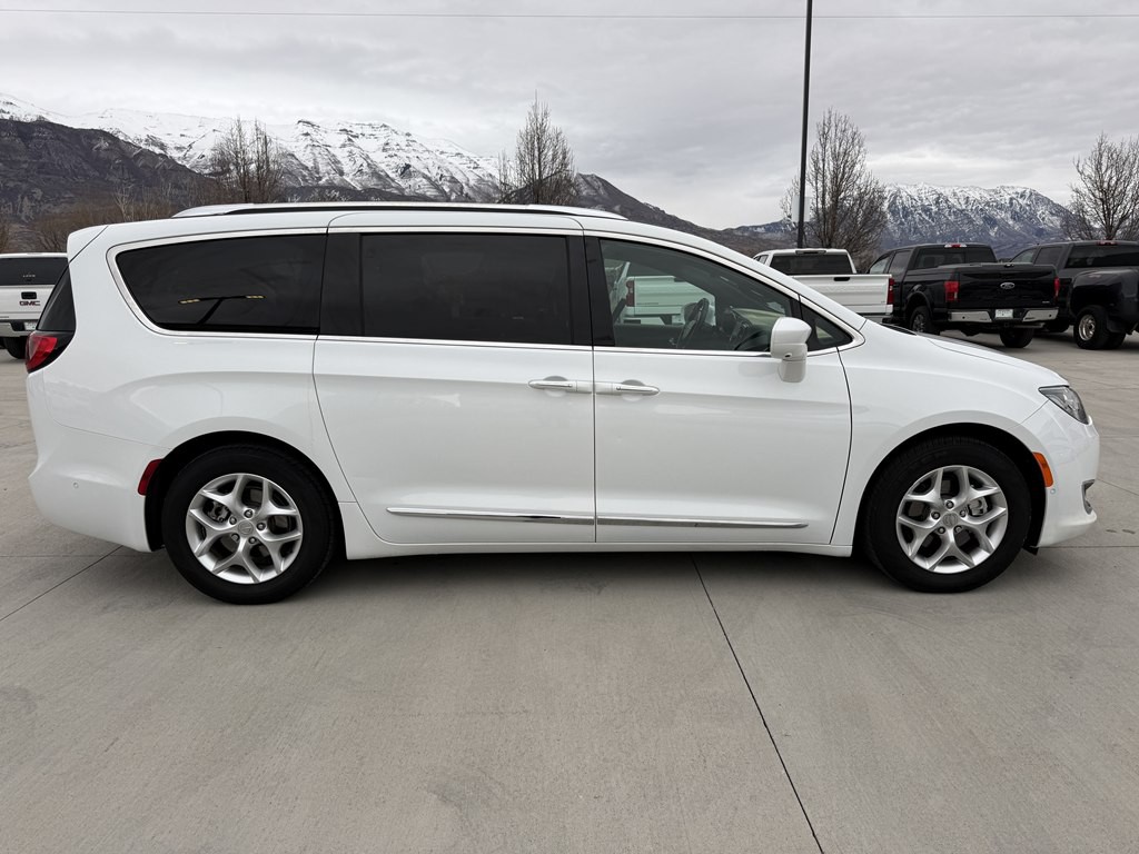 2020 Chrysler Pacifica Image 2