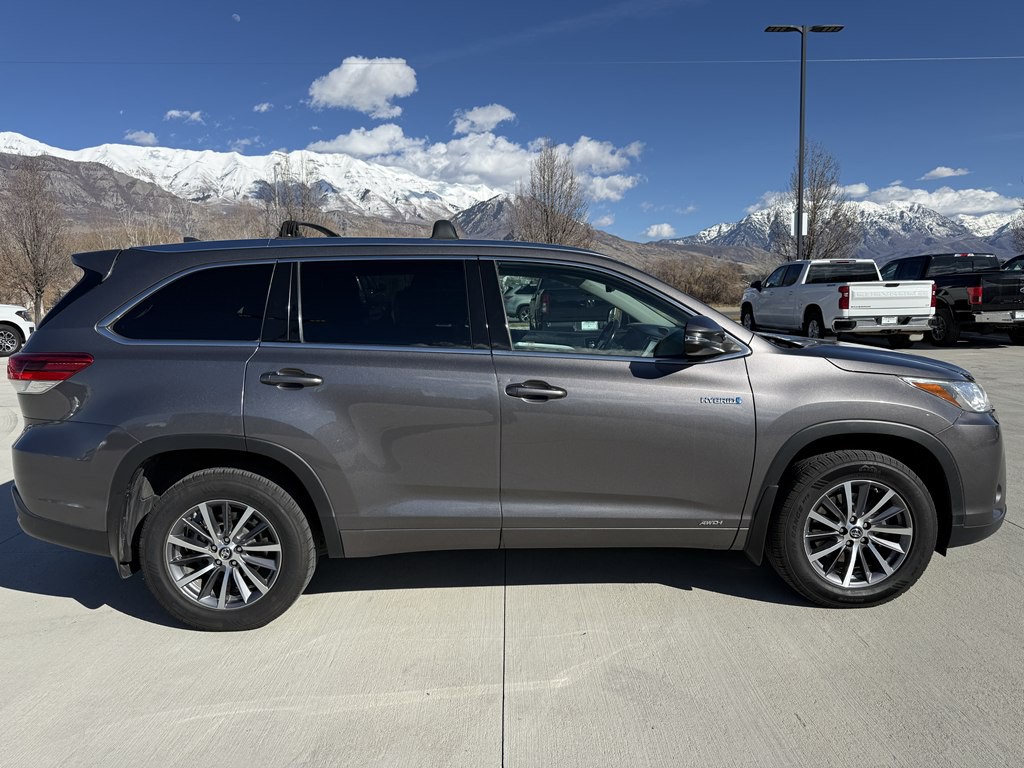 2017 Toyota Highlander Image 2