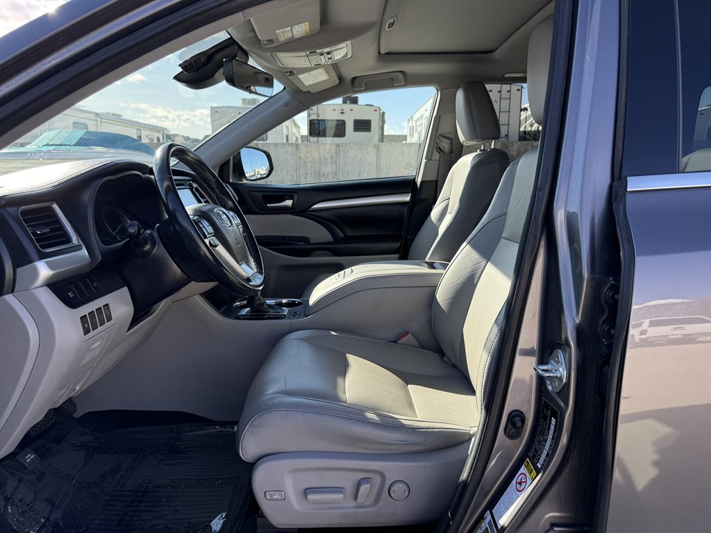 2017 Toyota Highlander Image 16