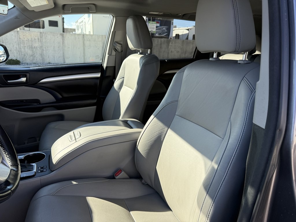 2017 Toyota Highlander Image 17