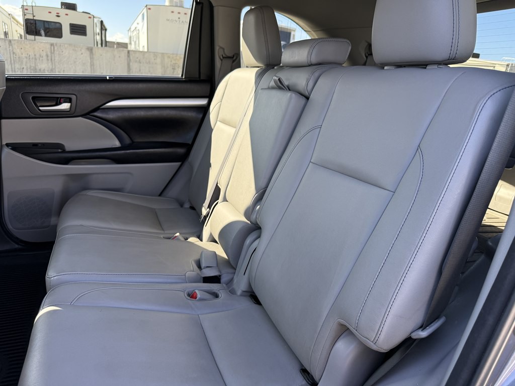 2017 Toyota Highlander Image 19