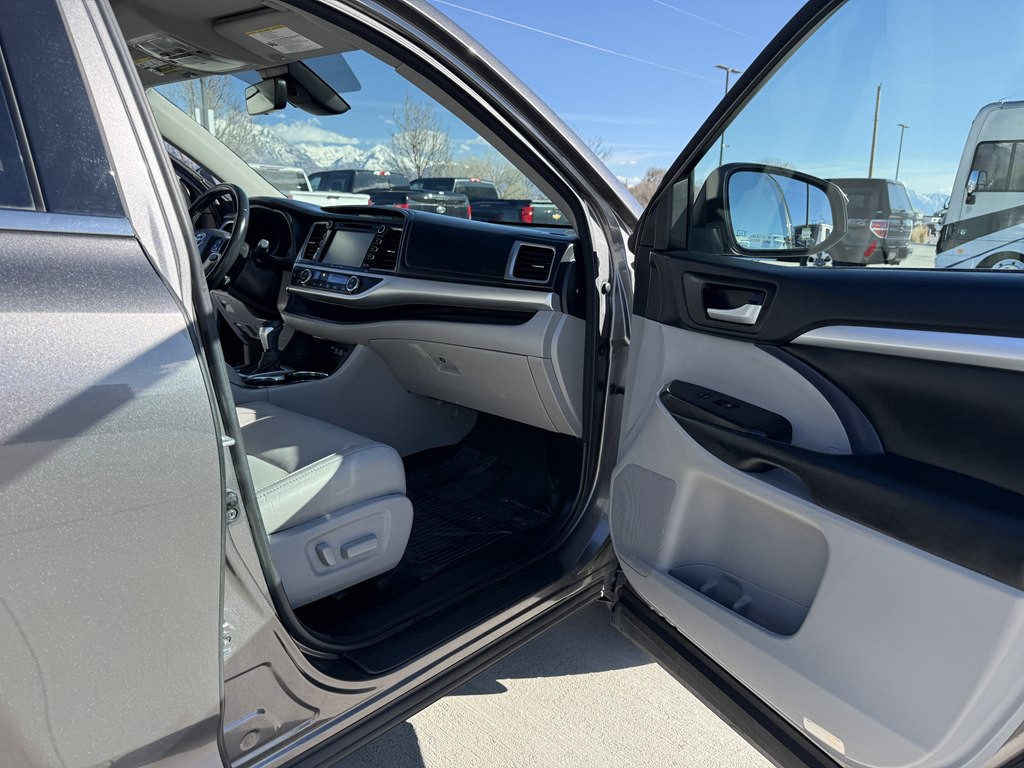 2017 Toyota Highlander Image 24
