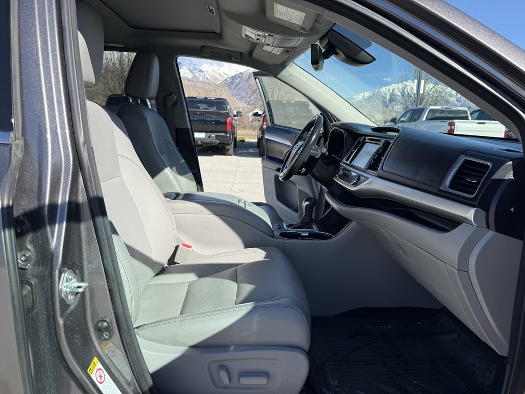 2017 Toyota Highlander Image 25