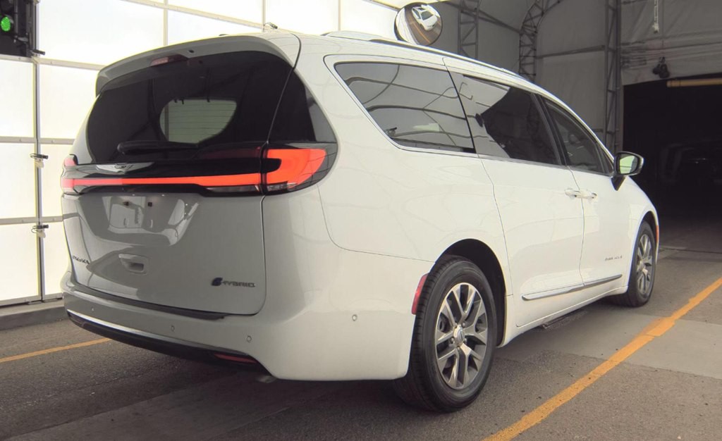 2023 Chrysler Pacifica Image 2