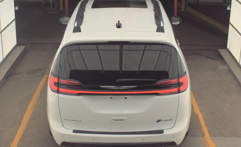 2023 Chrysler Pacifica Image 3