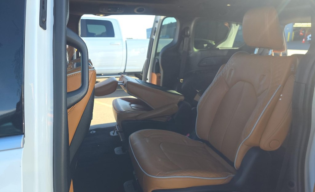 2023 Chrysler Pacifica Image 12