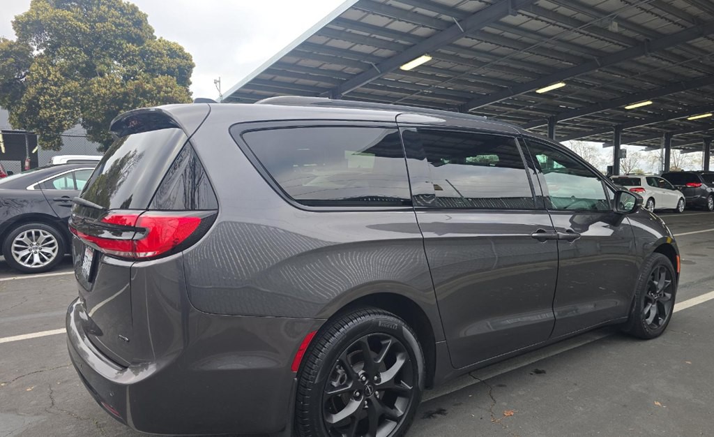 2023 Chrysler Pacifica Image 2
