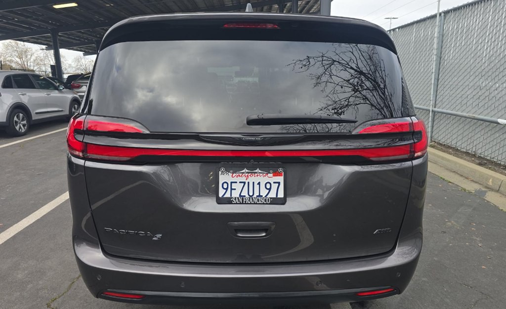 2023 Chrysler Pacifica Image 3