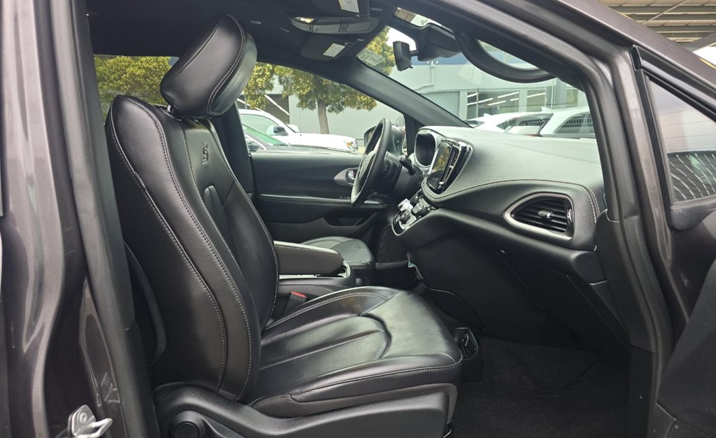 2023 Chrysler Pacifica Image 8