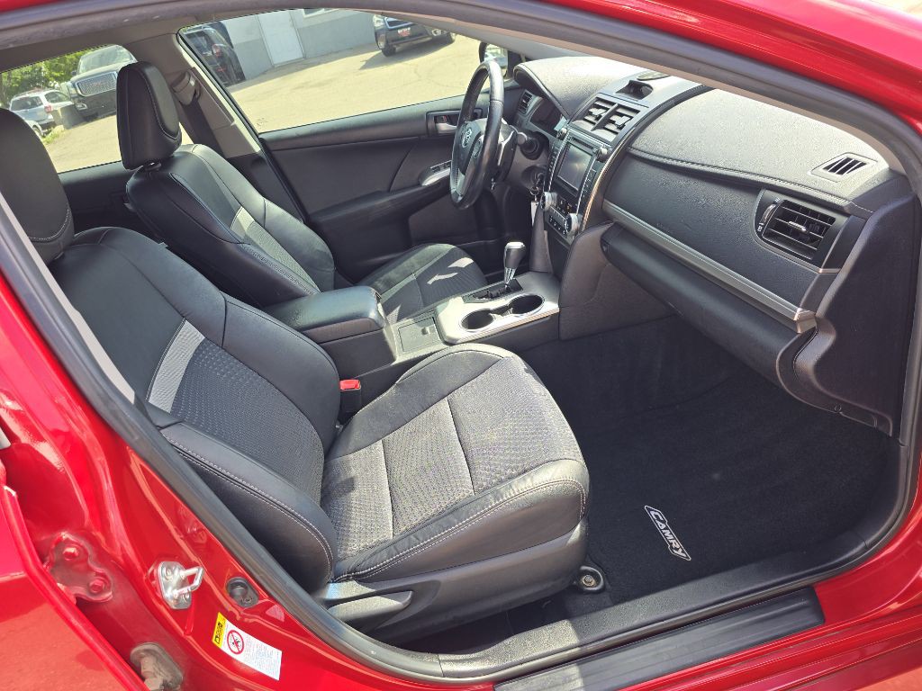 2013 Toyota Camry Image 16
