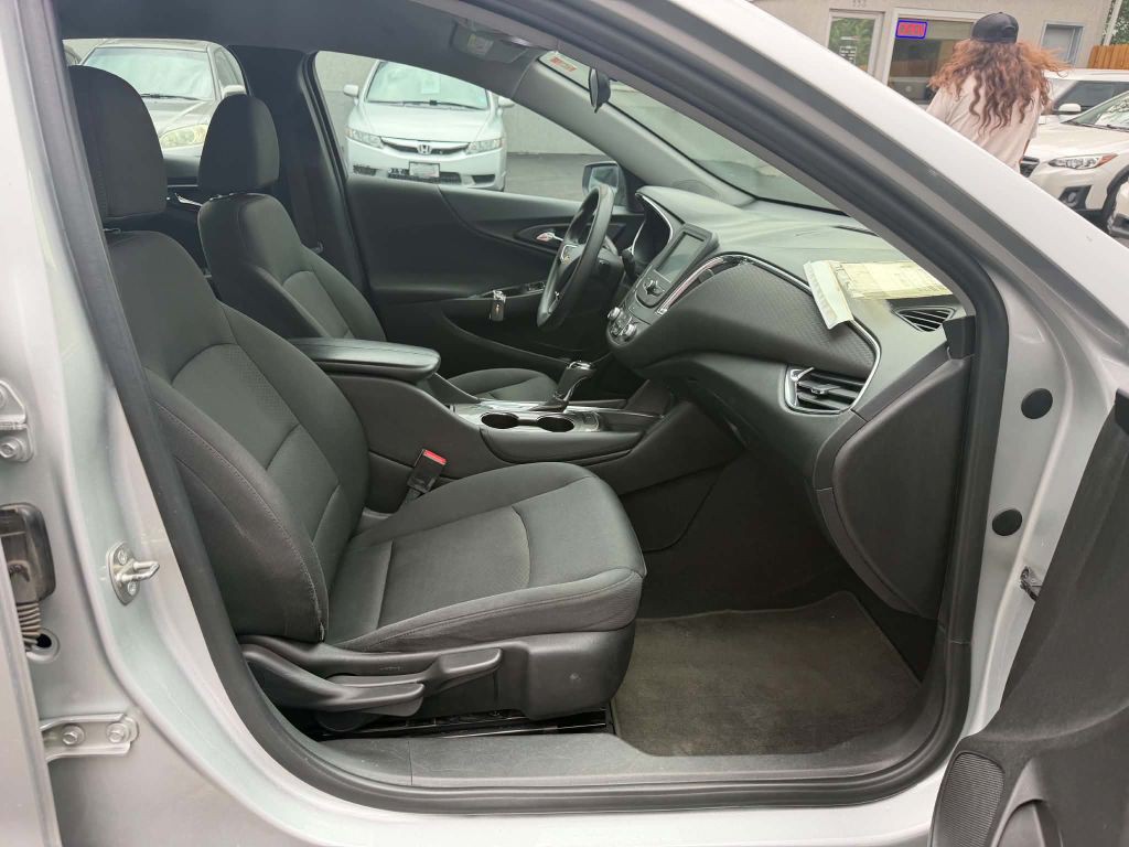 2017 Chevrolet Malibu Image 13