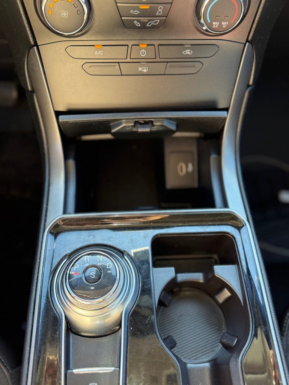 2019 Ford Edge Image 16