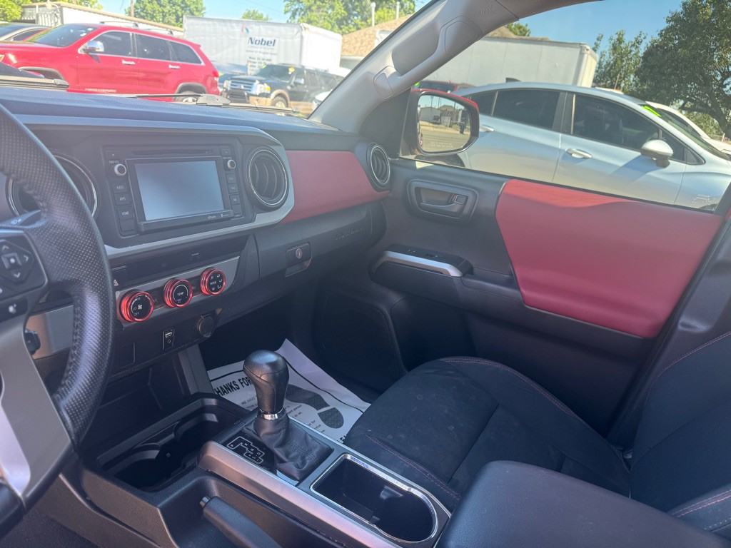 2016 Toyota Tacoma Image 16