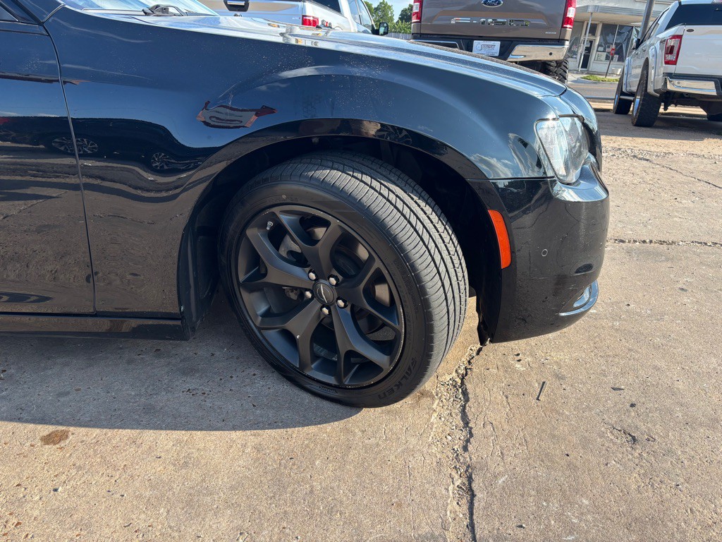 2022 Chrysler 300 Image 3