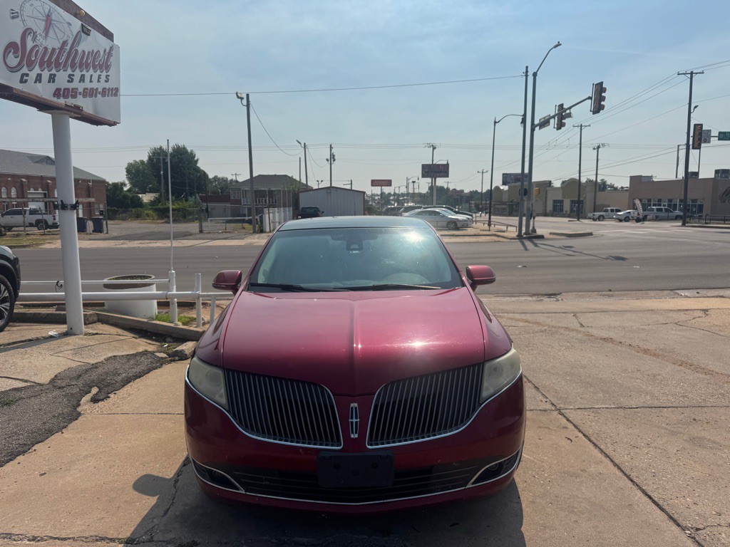 2013 Lincoln MKT Image 2