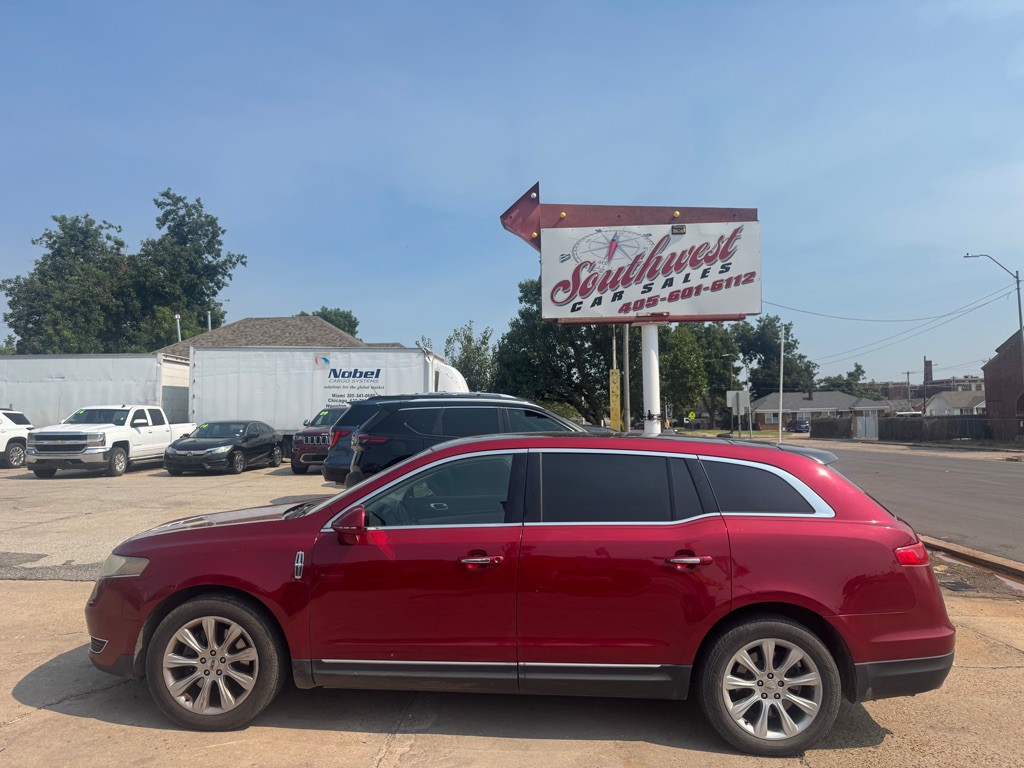 2013 Lincoln MKT Image 3