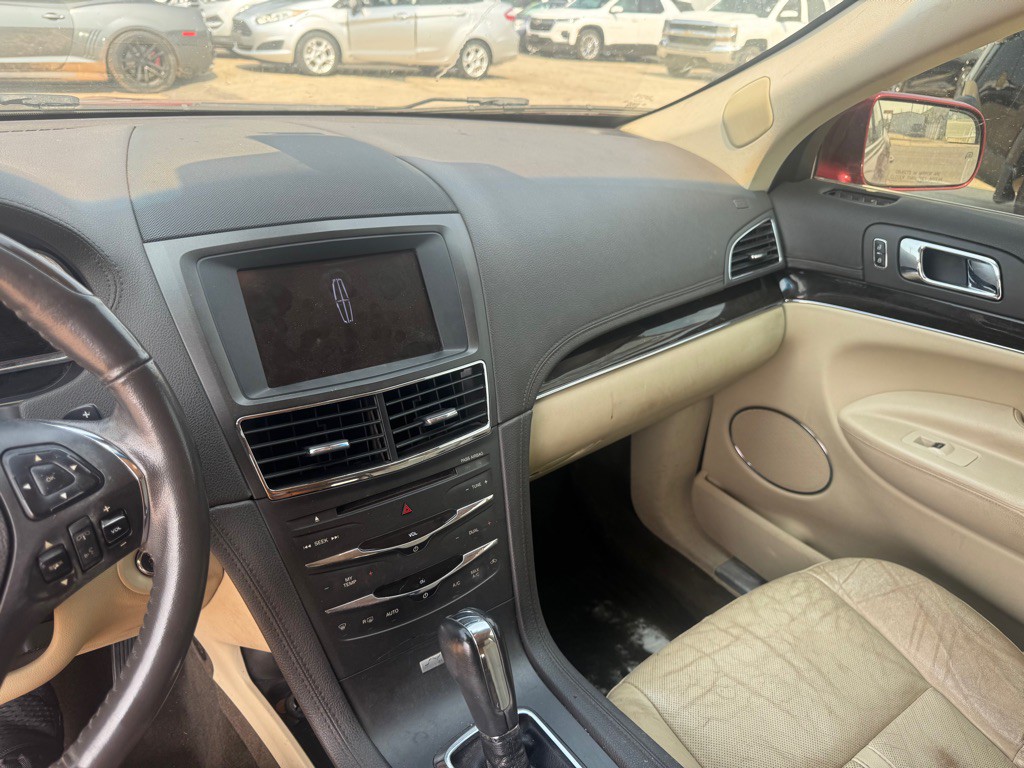 2013 Lincoln MKT Image 10