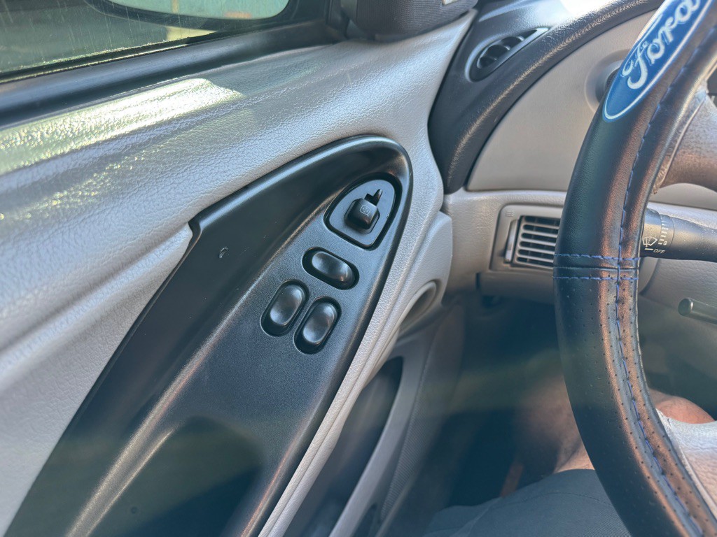 2002 Ford Mustang Image 15