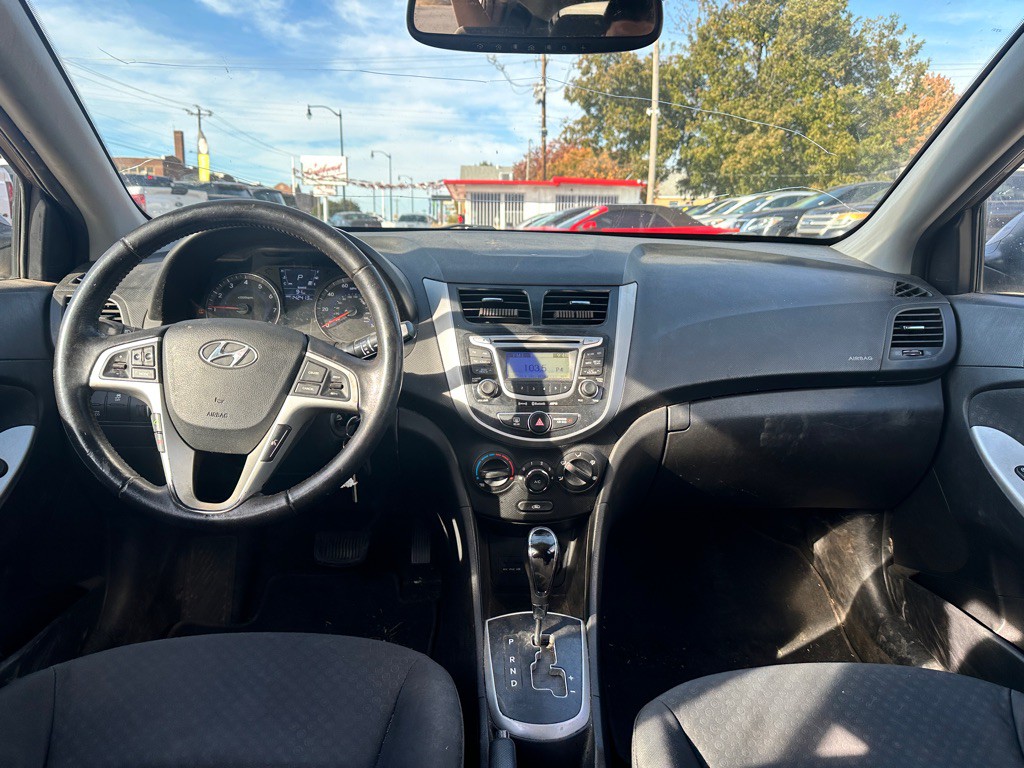 2013 Hyundai Accent Image 10