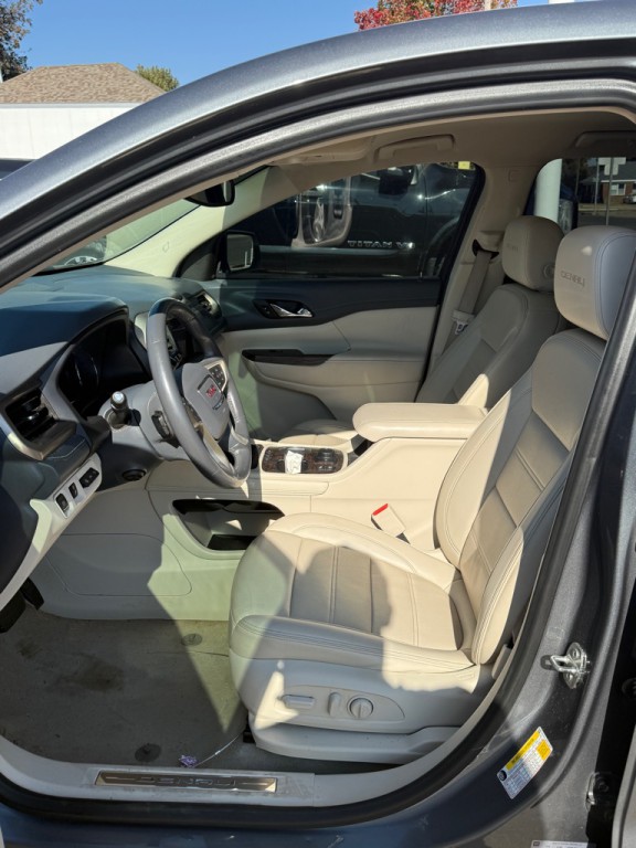 2022 GMC Acadia Image 13