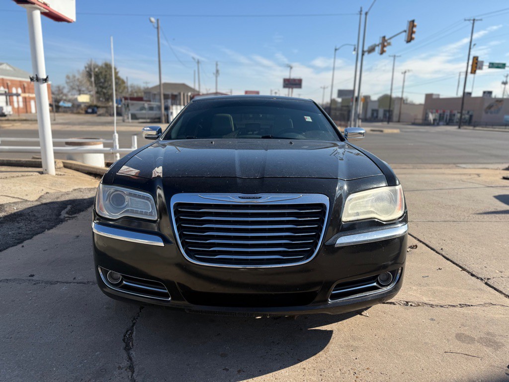 2013 Chrysler 300 Image 2
