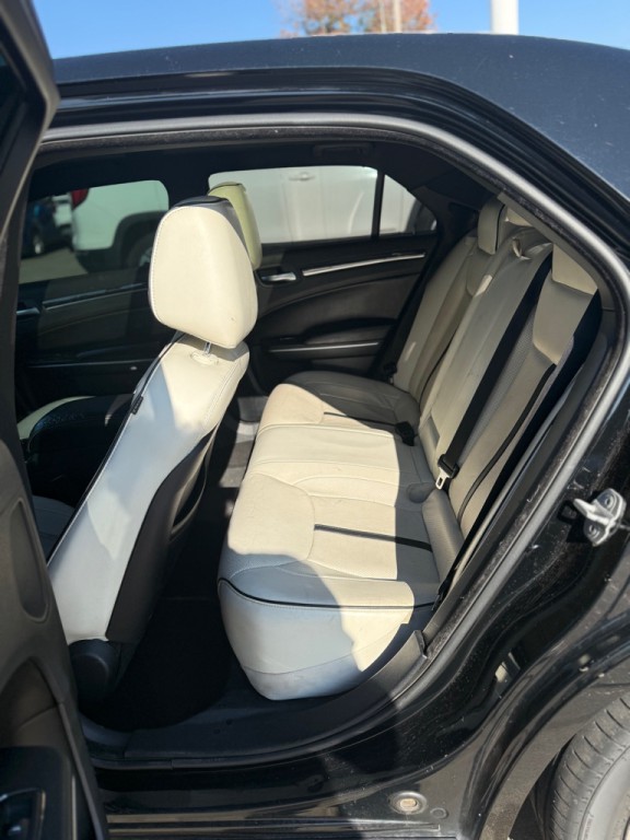 2013 Chrysler 300 Image 10