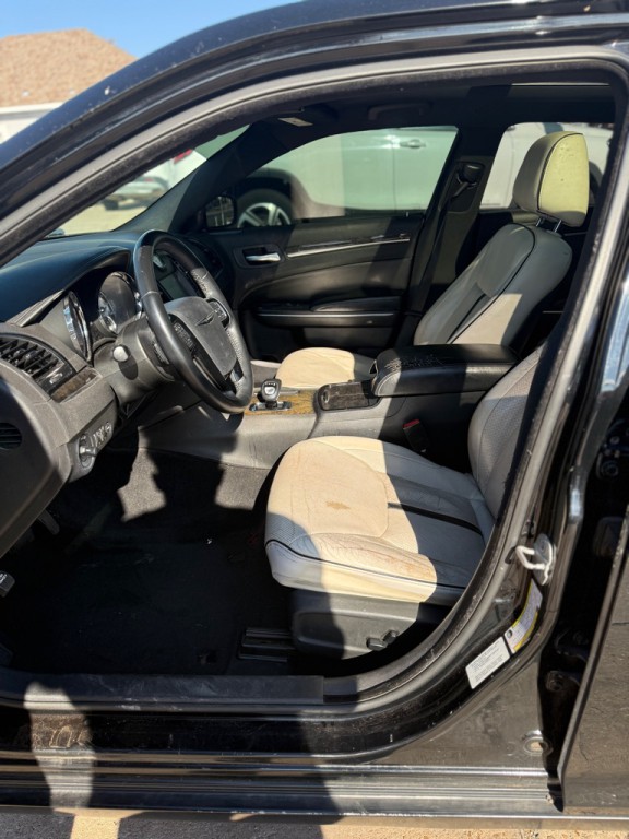 2013 Chrysler 300 Image 11