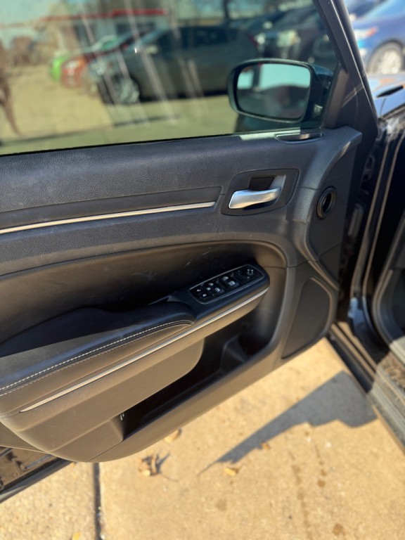 2013 Chrysler 300 Image 12