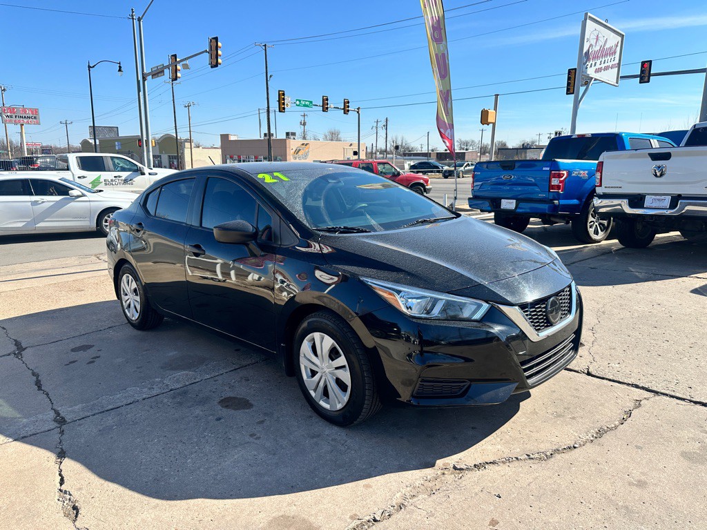 2021 Nissan Versa Image 3