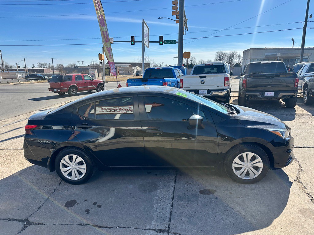 2021 Nissan Versa Image 4