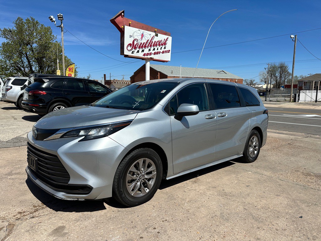 2022 Toyota Sienna Image 1