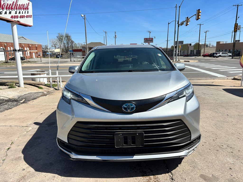 2022 Toyota Sienna Image 2