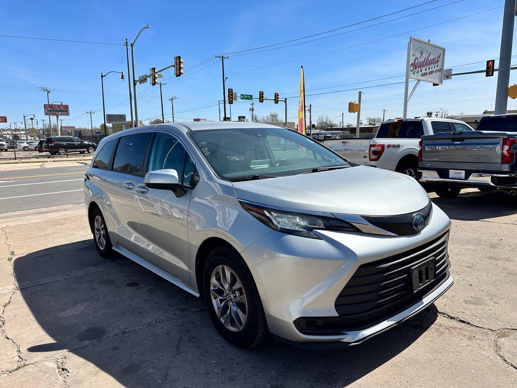 2022 Toyota Sienna Image 3